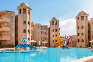 塞得港Marom Port Said Resort的度假村的游泳池,带水滑梯