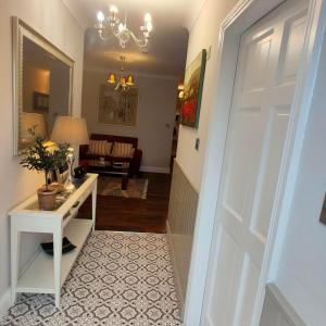 恩尼斯Russell Mews的走廊设有白色门和客厅