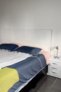 拉卡莱拉Glamping termales La Calera的一间卧室配有一张床和一个带灯的床头柜