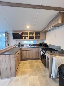 桑当F14的厨房配有木制橱柜和炉灶烤箱。