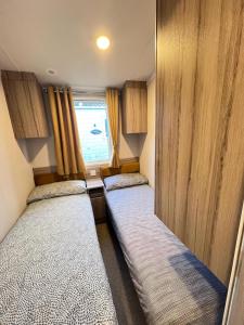 桑当F14的小型客房 - 带2张床和窗户