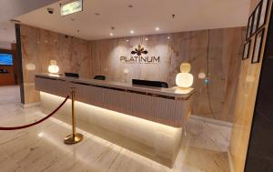 延布Platinum Hotel的酒店大堂设有前台和星光标志