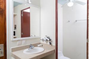 锡瓦塔塔内霍Fabuloso Hotel Las Vegas的一间带水槽和镜子的浴室
