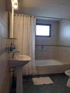 乌斯怀亚TZION B&B的一间带水槽、浴缸和淋浴的浴室
