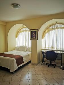 里奥哈Hotel Bombonaje的一间卧室配有一张床和一张书桌