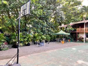 福尔图纳Rio Danta Hostel的房屋前的篮球架