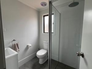 DenmanDenman Van Village的白色的浴室设有卫生间和淋浴。