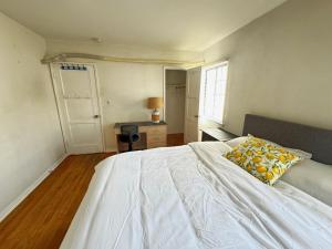 蒙特利公园市Cozy Home in Prime Location的卧室配有白色的床和枕头