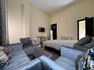 卡萨布兰卡Casablanca Central Suites - Casa Port的一间带床和沙发的客厅以及一间客厅。