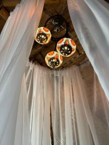 多拉代尔Akasha suites的天花板上的吊灯和白色窗帘