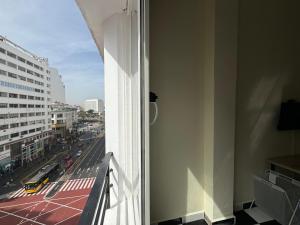 卡萨布兰卡Casablanca Central Suites - Casa Port的阳台享有城市街道的景致。