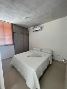 卡塔赫纳Refugio Moderno en las Alturas的卧室配有一张白色大床