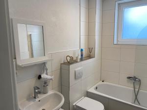 霍夫NES 1 - nähe Freiheitshalle Hof的白色的浴室设有水槽和卫生间。