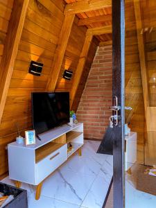 大普拉亚Morada do Corujão - Aconchego的一间带木制天花板电视的客厅