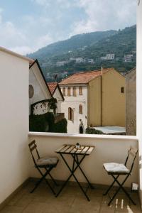 拉维罗Na Stanza in centro的阳台享有美景,配有2把椅子和1张桌子