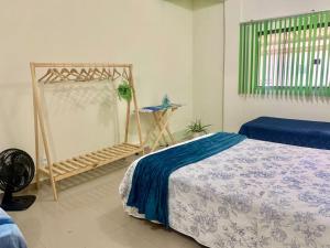 巴西利亚Melhor valor de Brasília próximo ao Aeroporto e Plano的一间卧室配有一张床和一个风扇