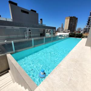 布宜诺斯艾利斯Arevalo 2700 - Las Cañitas的建筑物屋顶上的游泳池
