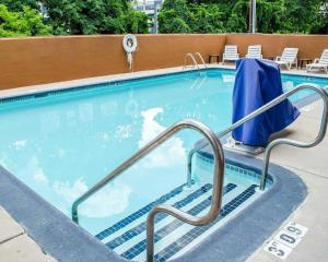 梅卡尼克斯堡哈里斯堡南梅卡尼克康福特茵酒店的一个带蓝色毛巾和椅子的游泳池