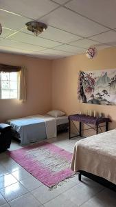下博克特Agartha Hostel的一间卧室设有两张床和一张带蜡烛的桌子。