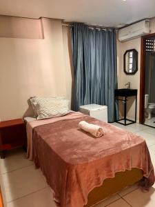 戈亚尼亚Suites Stival Centro的一间卧室配有一张床,床上有毛巾