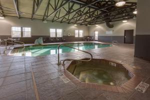 拉斯克鲁塞斯拉斯克鲁塞斯德鲁套房酒店的一座大楼中央带热水浴池的游泳池