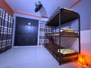 达卡zooFamily的一间设有双层床的客房,位于带门的房间