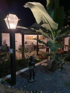 伦索伊斯Villa Manga Rosa的树旁的路灯和雕像