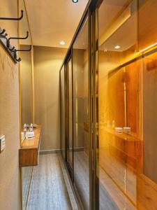 利雅德Master room with private bathroom share entrance的浴室设有玻璃门和柜台。