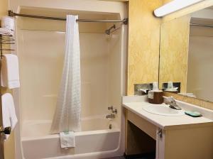 艾恩芒廷Mountain Inn的带浴缸、水槽和淋浴的浴室