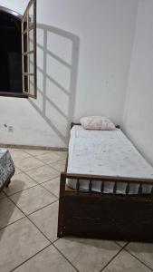 贝洛奥里藏特Hostel Kinu的卧室位于客房的角落,配有一张床