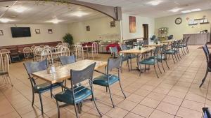 拉科姆拉克姆汽车旅馆的一间在房间内配有桌椅的餐厅