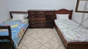 贝洛奥里藏特Hostel Kinu的一间卧室配有两张单人床和一个梳妆台