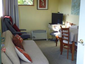 哈夫洛克丽吉塔民宿的客厅配有沙发、桌子和书桌