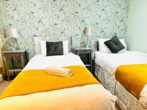 斯特鲁德The Esplanade Lodge-Free Parking的一间卧室配有两张黄毯床