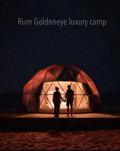 瓦迪拉姆Rum Goldeneye luxury camp的两个人手握在帐篷前