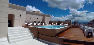 萨尔塔Hotel Alvarado Suites的一座带游泳池的屋顶露台