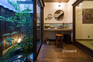 京都Kyoisuke的浴室设有鱼缸和镜子