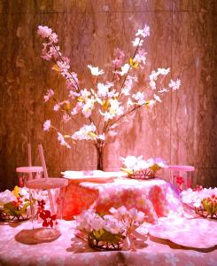Ginanホテルハンズ的一张桌子上的花和椅子画
