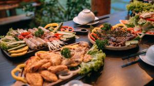 天城Kim Ngan Hills Resort Da Lat.的一张桌子上有很多种不同的食物