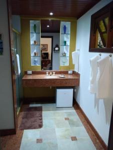 特雷索波利斯布罗梅里亚萨比亚旅馆的一间带大水槽和镜子的浴室