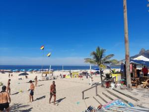 里约热内卢Ótima localização a 2 quadras da praia!Amei的一群站在海滩上的人