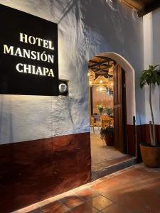 恰帕德科尔索Hotel Mansión Chiapa的建筑一侧的酒店翻译标志