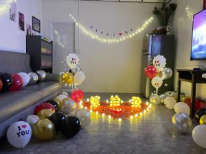 大湖乡佳林居的客厅配有气球和一个带派对的沙发