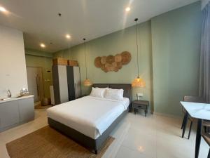 金边Zhong Xin Hotel的卧室配有一张白色的大床和一张桌子