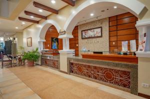 公主港Hotel Palacio Puerto Princesa的大楼内一家设有酒吧的餐厅
