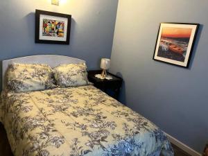 巴斯特尔The Residence - your home when not at home的卧室配有一张床,墙上挂有两张照片