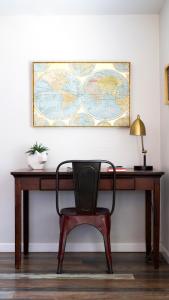 约书亚树Cozy Stylish Home in the Heart of JT Village的一张桌子、椅子和墙上的地图