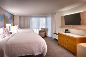 盐湖城盐湖城市中心/南万怡酒店 的酒店客房设有两张床和一台平面电视。