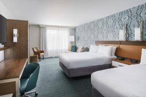 奥兰多奥兰多市中心万豪万怡酒店的酒店客房配有两张床和一张书桌