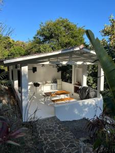 SoráGuest house in Altos del Maria的白色凉亭,配有桌子和庭院